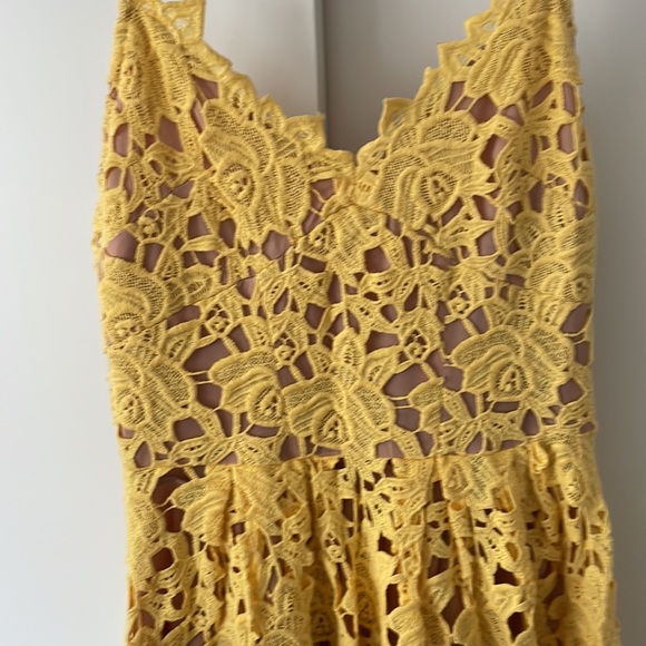 Yellow lace H&M midi dress. Size 4 - Picture 2 of 7